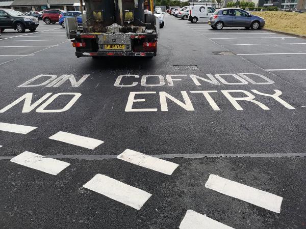 picture showing bilingual no entry markings with incorrect Welsh wording