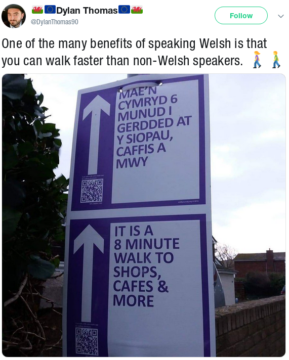 Photo shows 2 minutes' discrepancy between Welsh and English signage