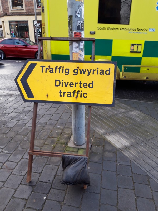 Bilingual Welsh Road works sign - Traffig gwyriad - Diverted traffic